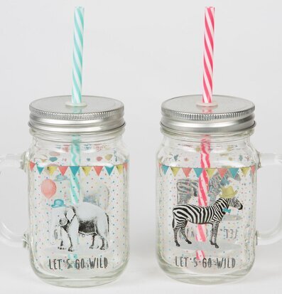 Bild av glaskrukor med djurmotiv och randiga sugrör