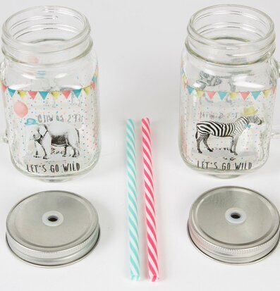 Bild av lekfulla glasburkar med djurtema och sugrör