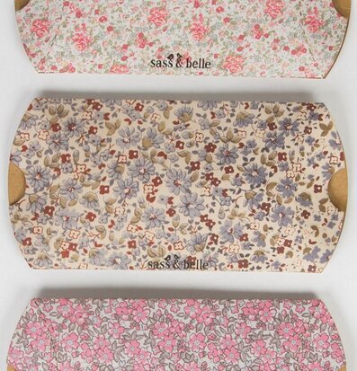 Bild av tre vackra vintage blommiga presentförpackningar