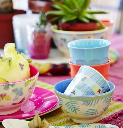 Foto av färgstarka köksartiklar med tropiska motiv