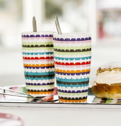 Foto av stilrena lattemuggar med färgglatt mönster