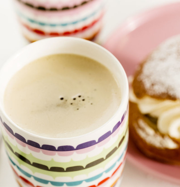 Sagaform POP Lattemugg Med Sked 2-Pack, färgglada muggar