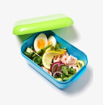 Bild av matlåda med färska ingredienser och sommarkänsla