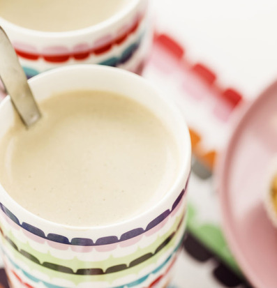 Foto av smakfullt stilleben med färgglada lattemuggar