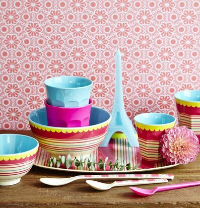 Bild av färgglada köksartiklar och retroinspirerad design