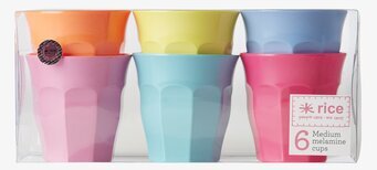 Bild av sex färgglada melaminmuggar i plastförpackning