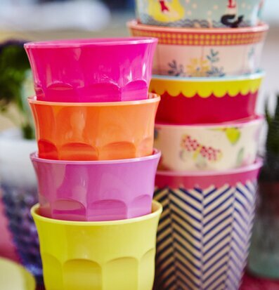 Bild av färgglada muggar med livliga mönster och färger