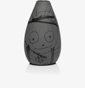 Bild av grå vas med konstnärligt ansikte och rundad form