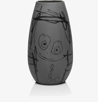 Foto av unik vas med konstnärlig design och modern känsla