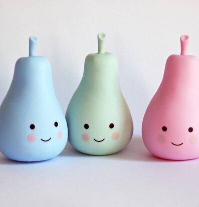 Bild av tre charmiga päronformade lampor i pastell