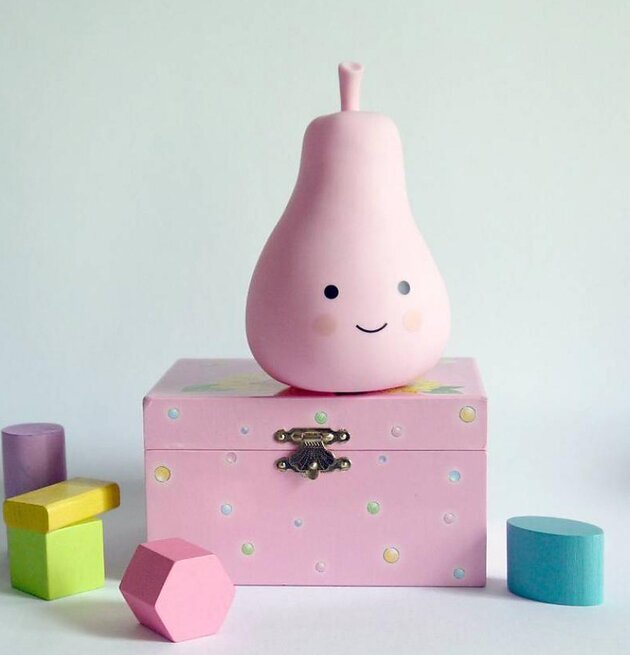 Mini Pear Light från A Little Lovely Company på rosa låda