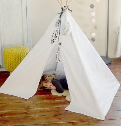 Foto av stilren vit tipi i mysig inomhusmiljö