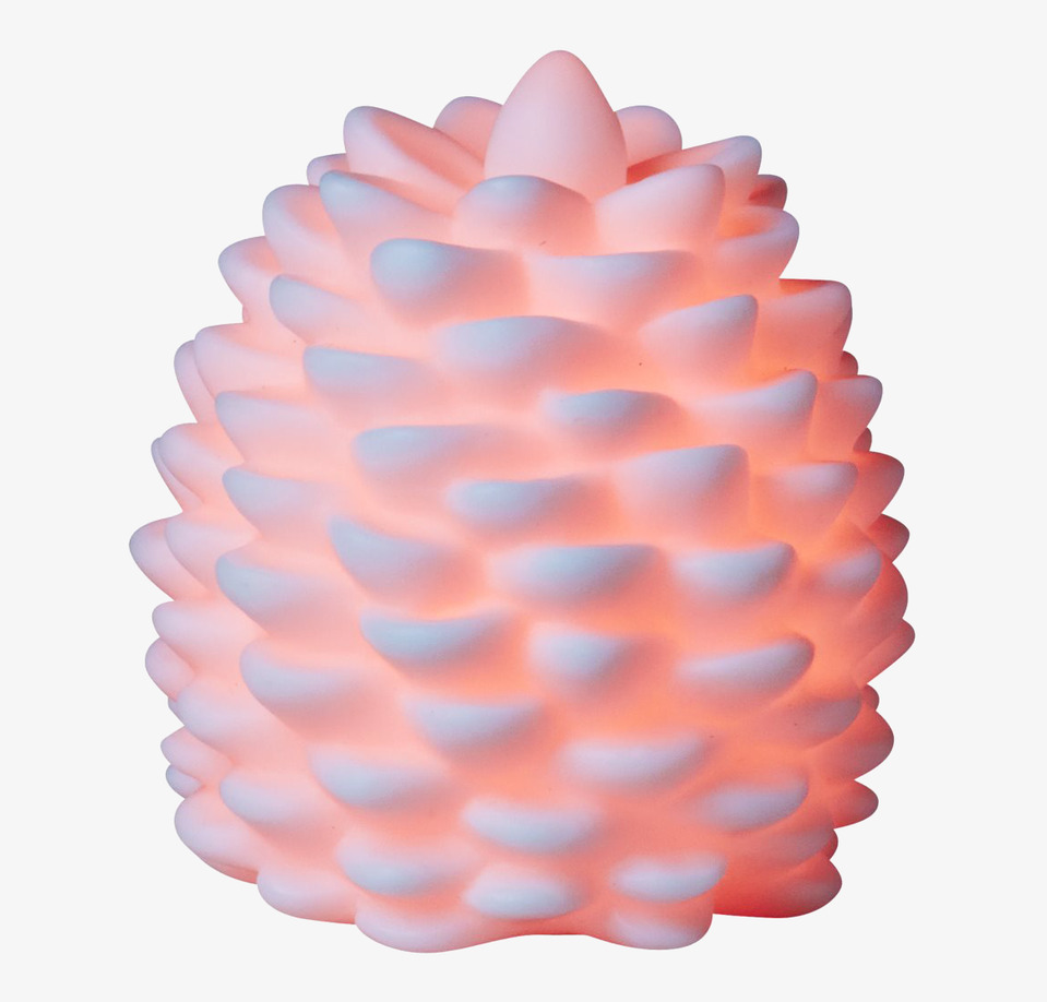 Nattlampa Pine Cone LED från Rice på neutral bakgrund