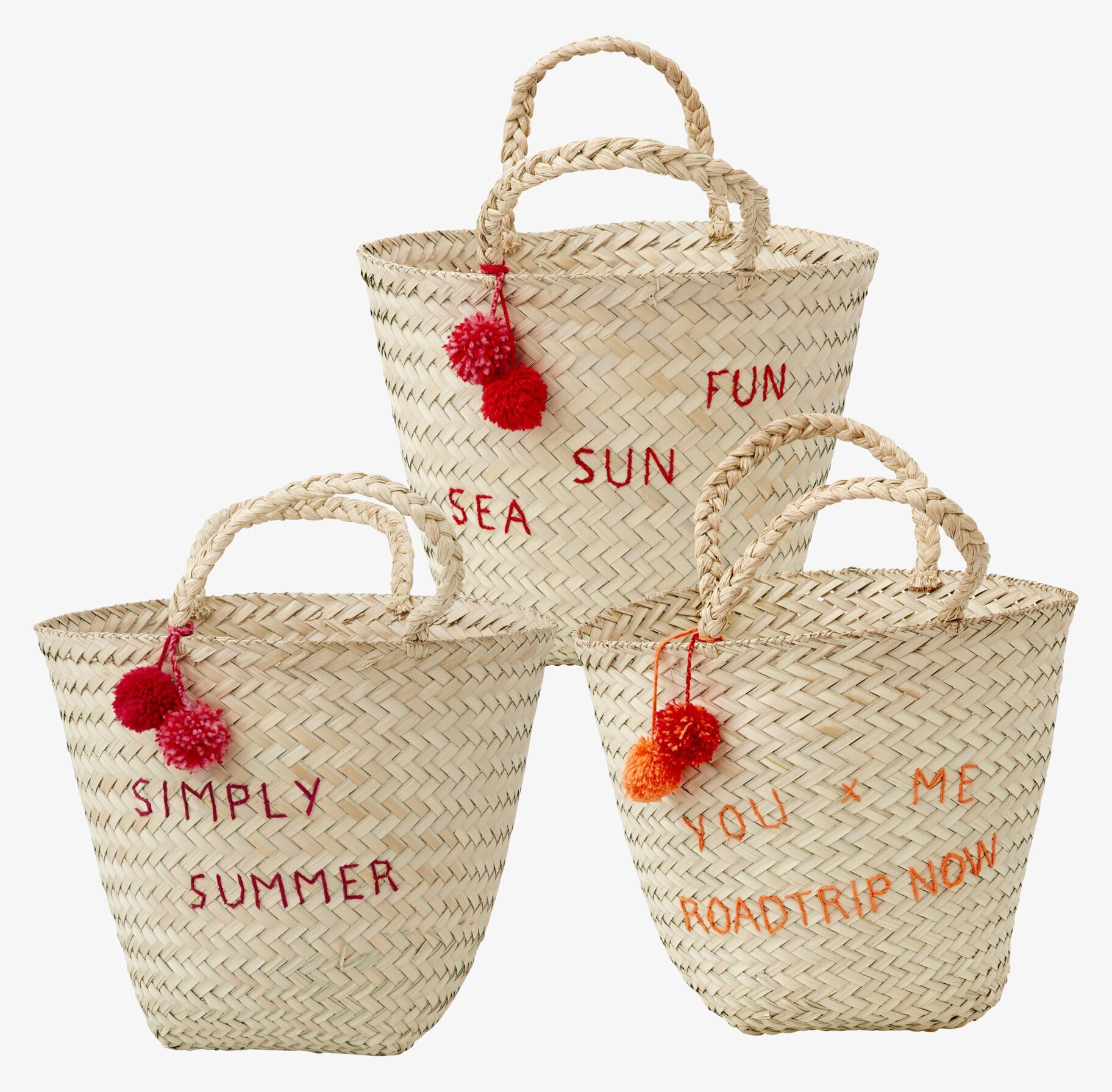 Bild av tre somriga korgväskor med färgglada detaljer