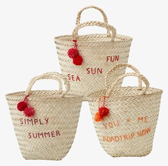 Bild av tre somriga korgväskor med färgglada detaljer