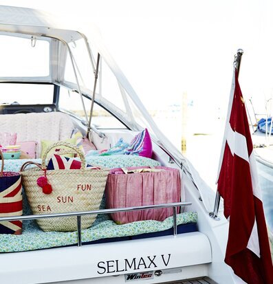 Bild av maritim stil och färgglad komfort på båt