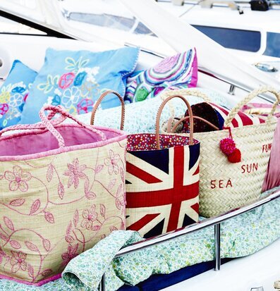 Bild av korgväskor på båt i livfulla färger och texturer