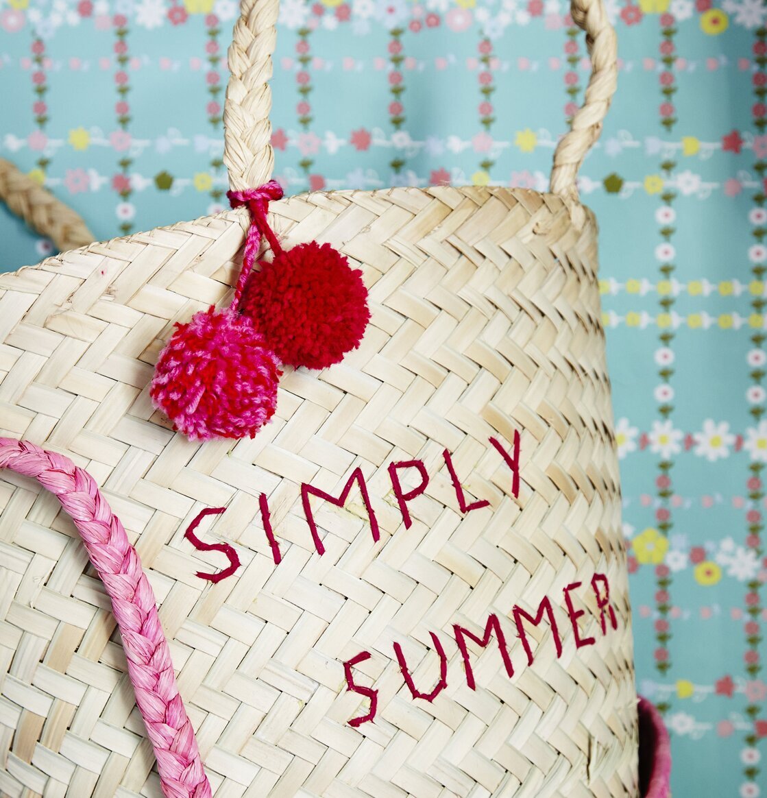 Korgväska Med Pompoms från Rice med färgglada detaljer