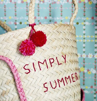 Bild av handgjord korgväska med sommarinspiration