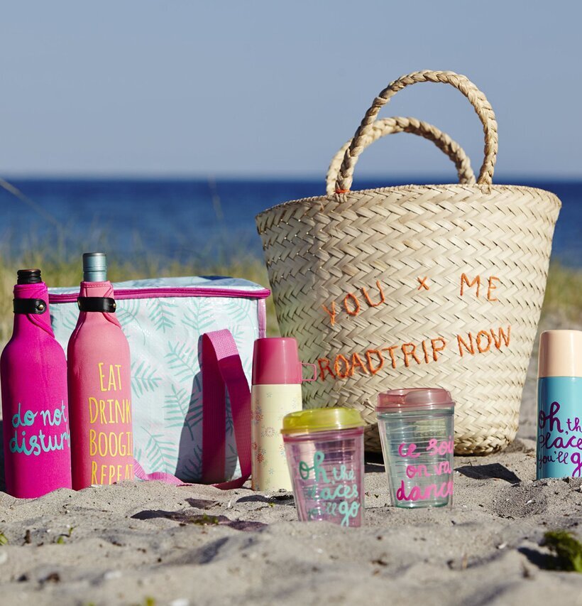 Korgväska Med Pompoms från Rice på en solig sandstrand