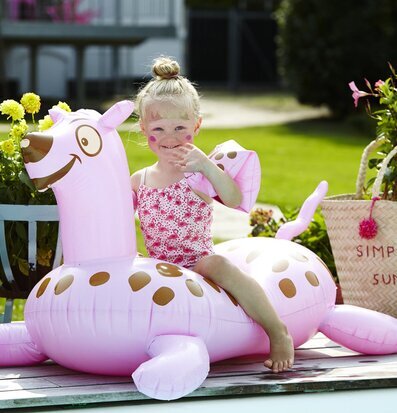 Bild av somrig glädje med lekfulla och färgglada detaljer