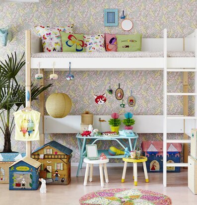 Bild av ett färgglatt och kreativt barnrum med loftsäng