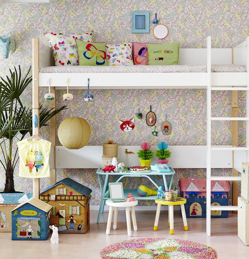 Bild av ett färgglatt och kreativt barnrum med loftsäng