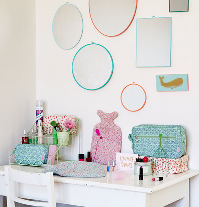 Bild av färgglad spegel- och dekorationsuppsättning