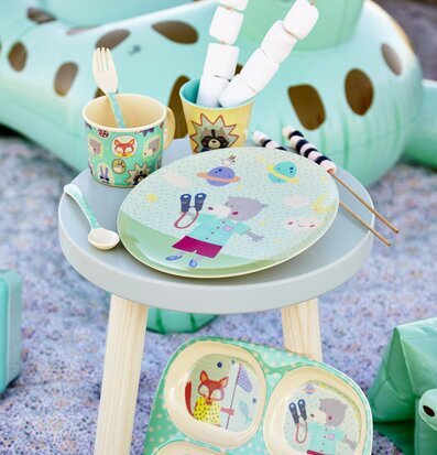 Bild av färgglad picknick med djurmotiv och leksaker