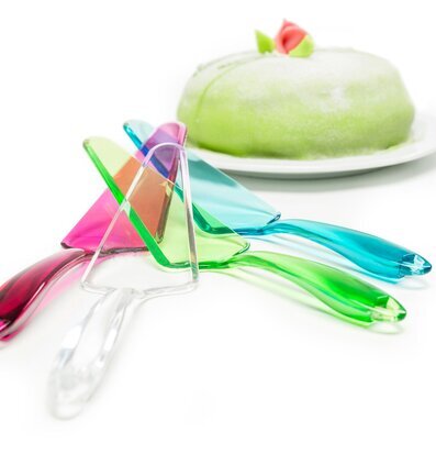 Bild av färgglada tårtspadar med prinsesstårta i bakgrunden