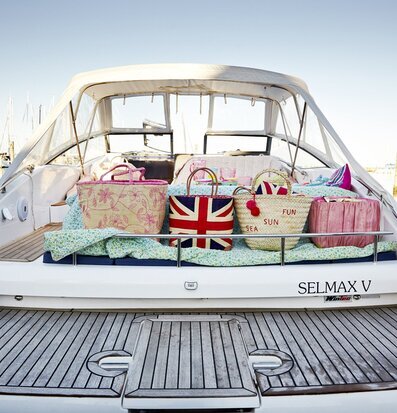 Foto av en lyxig yacht med färgrika accessoarer