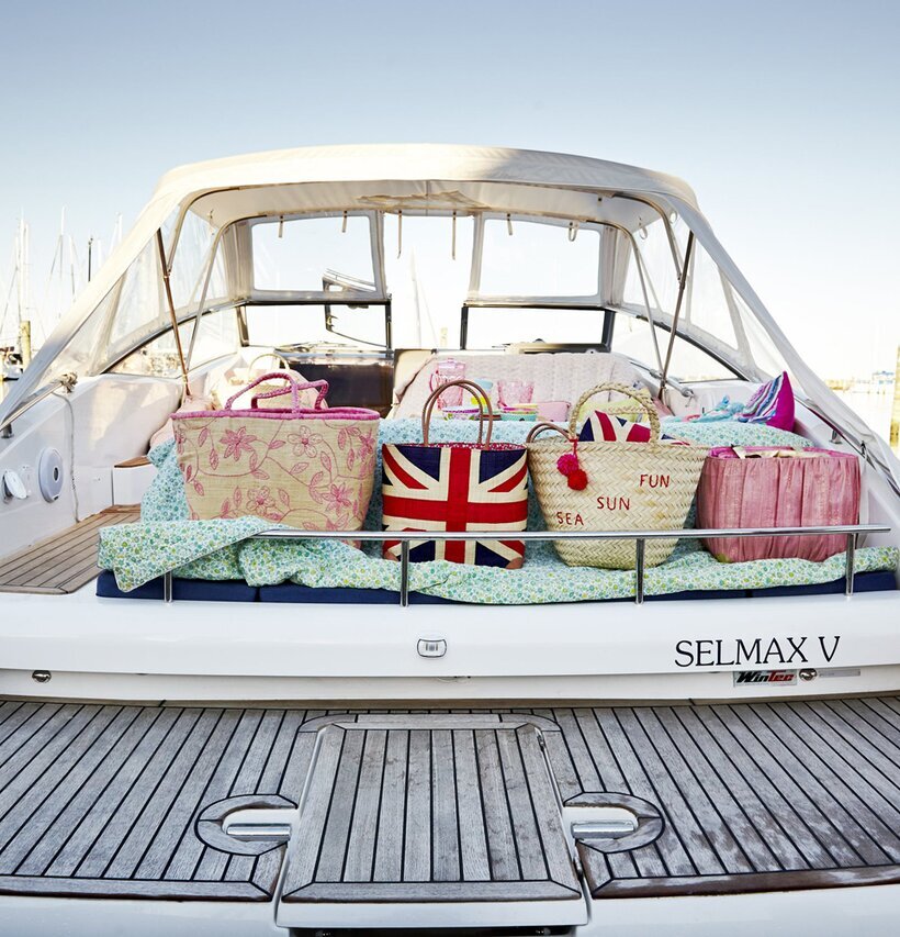 Raffia Väska - Gold Handles från Rice på båtens sittdyna