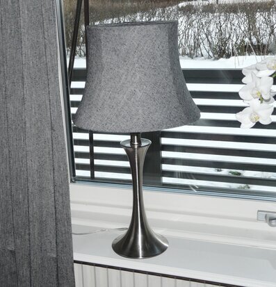 Bild av stilren fönsterbräda med elegant bordslampa