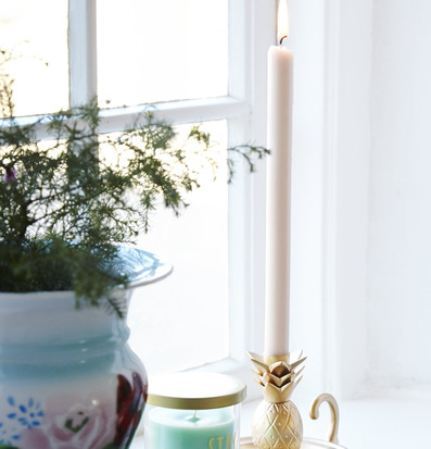 Bild av elegant fönsterbräda med ljusstake och vas