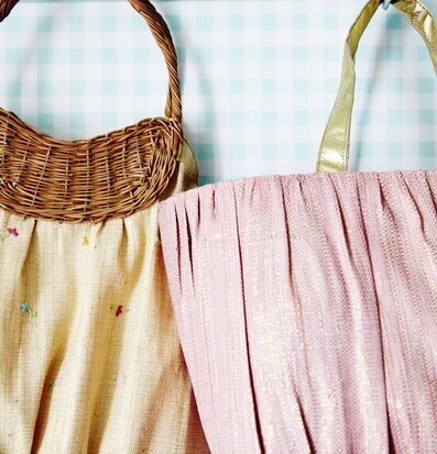 Bild av två handväskor: naturligt väv och rosa glitter