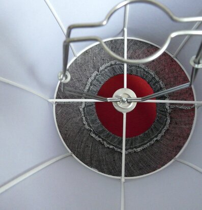 Foto av konstnärlig lampskärm med geometrisk design