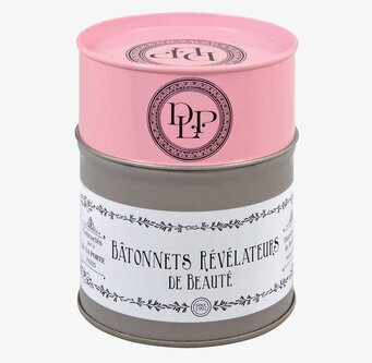 Bild av elegant plåtburk med rosa lock och fransk text