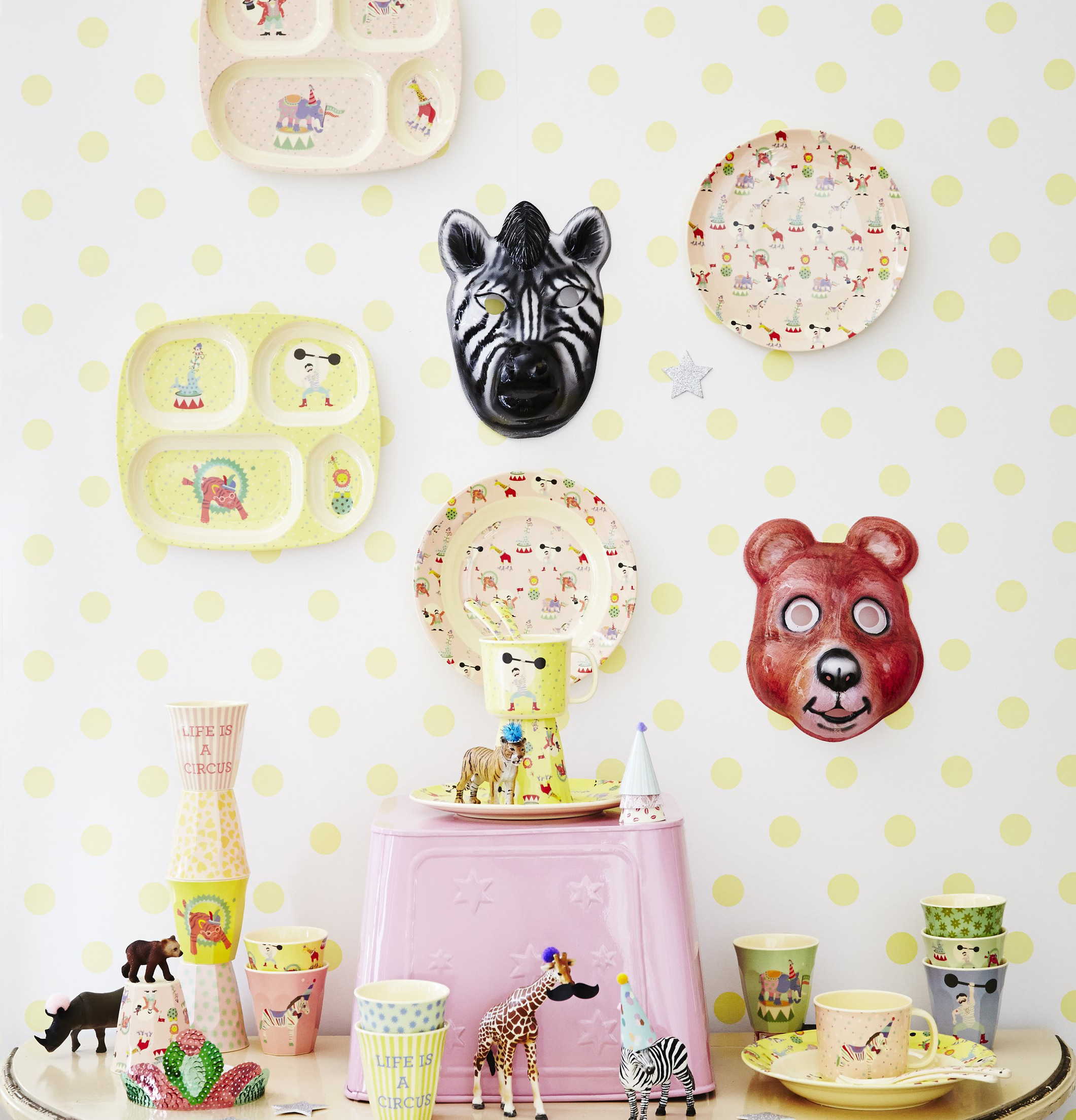 Muggar Circus Print Yellow från Rice på dekorerat bord