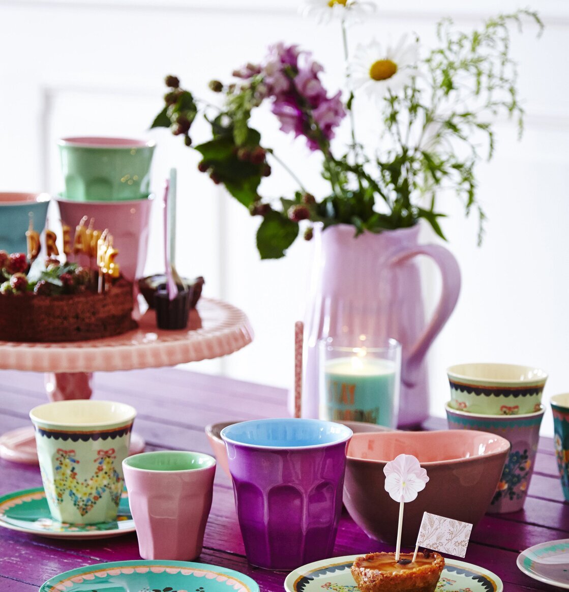 Assiett Mint Flower Print från Rice på lila träbord med bakverk