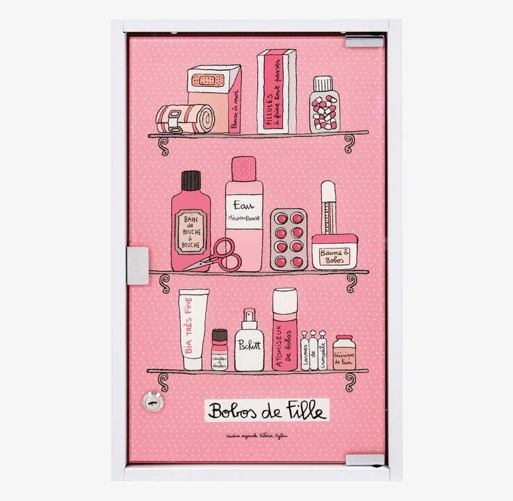 Bild av rosa medicinskåp med lekfull design och detaljer