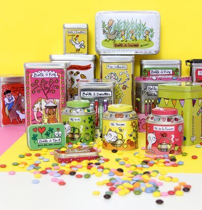 Bild av färgstarka och lekfulla plåtburkar i butik