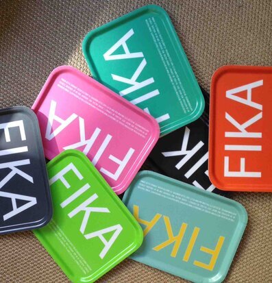 Bild av färgglada brickor på vävt mönstrat underlag