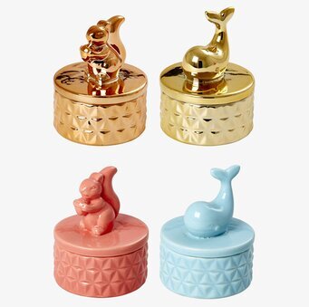 Bild av fyra charmiga smyckesskrin med färgstarka designer