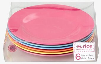 Bild av sex färgglada melamintallrikar i plastförpackning