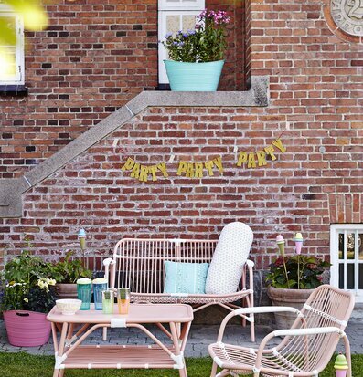 Foto av charmig utomhusmiljö med färgglada detaljer