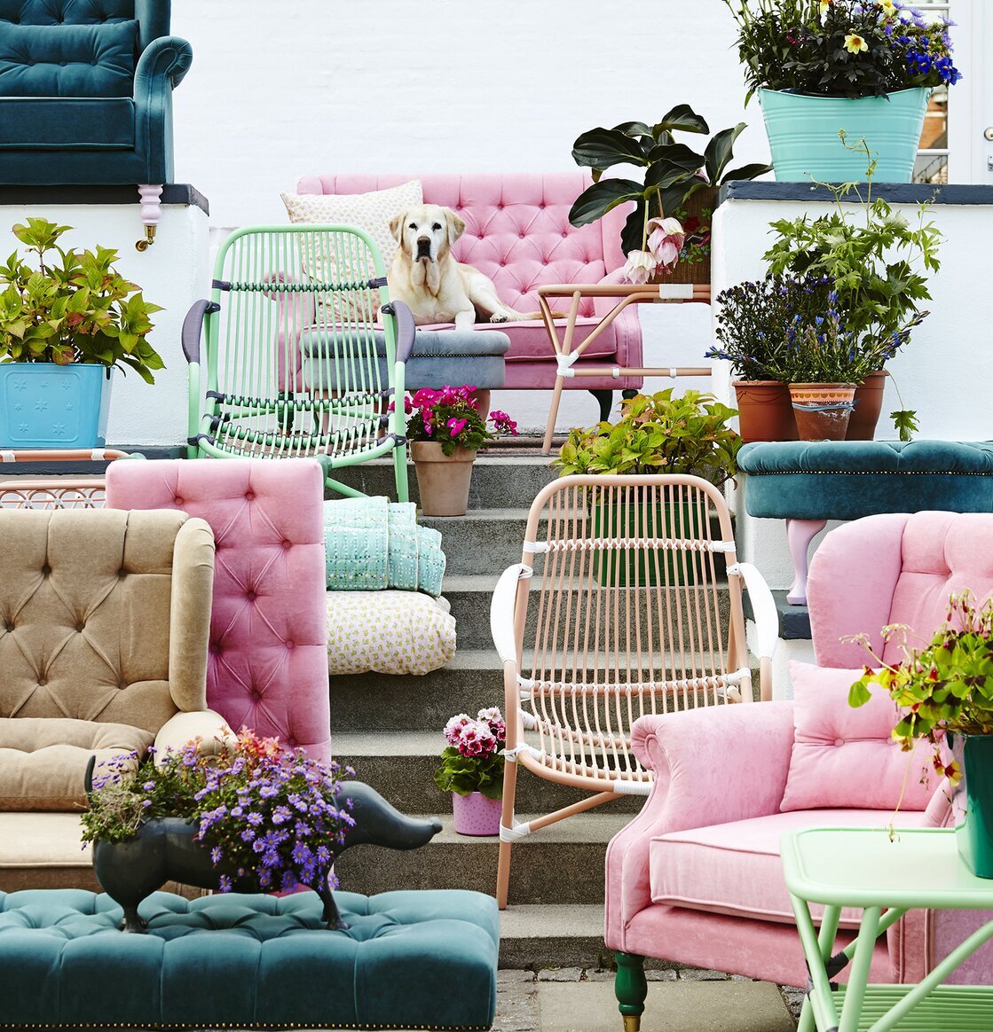 Cane Coffee Table Soft Green från Rice framför rosa soffa