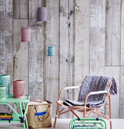 Bild av harmonisk inredning med elegant loungefåtölj