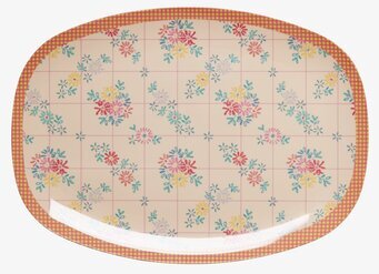 Bild av vackert dekorerad tallrik med blommigt mönster