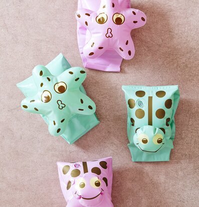 Bild av charmiga simpuffar i lekfulla sjöstjärneformer