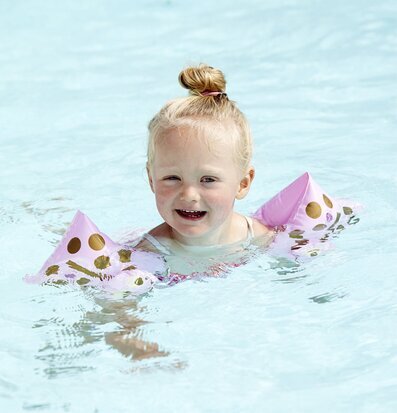 Bild av barn som leker i pool med färgglada armpuffar